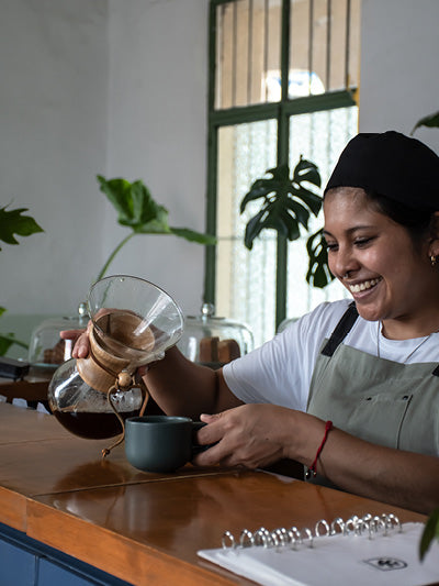 //lulucafe.mx/cdn/shop/files/NOSOTROS_3.jpg?v=1757351994&width=800